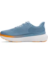 Championes de running Under Armour Infinite Pro 2, color celeste con entresuela blanca y detalles en naranja en la suela. Presentan una parte superior de malla técnica transpirable, diseño de talón para mayor estabilidad y amortiguación HOVR+ para retorno de energía.