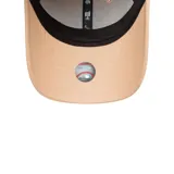 Gorra New Era 9FORTY de mujer color rosa pastel con logo de los New York Yankees bordado en color borgoña. Tiene corona estructurada, visera curva y cierre ajustable.