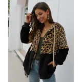 Campera tipo polar con cierre frontal, diseño combinado con estampado animal print en la parte superior y tejido de peluche blanco en la parte inferior. Cuenta con capucha con cordones ajustables y dos bolsillos frontales.