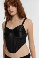 Corset negro con copas de satén, breteles finos y cuerpo de mesh.