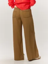 Pantalón ancho de denim azul, de tiro alto y corte holgado y fluido con perneras amplias.