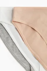 Pack de tres vedetinas de algodón suave con cintura estándar y refuerzo interior. El set incluye una prenda color gris melange, una blanca y una color nude.