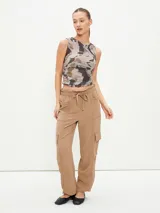 Pantalón negro de corte holgado con cintura elástica ajustable con cordón, bolsillos laterales y bolsillos tipo cargo en los laterales de las piernas.