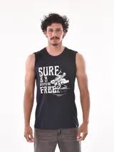 Musculosa negra con estampado de un esqueleto surfeando y la frase "Sure is a way to be free".