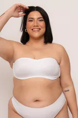 Soutien strapless blanco con aro y copa moldeada, confeccionado en lycra reforzada doble. Incluye breteles desmontables multifunción y broches reforzados en la espalda.