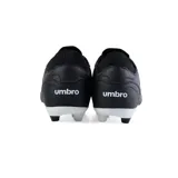 Championes de fútbol Umbro modelo Legend, color negro con logo blanco en el lateral y suela blanca con tapones. Presenta un detalle de bandera italiana pequeña en el costado.