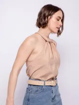 Top verde oliva sin mangas con cuello halter y nudo en el escote.