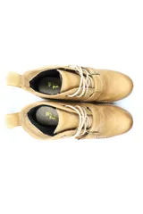 Borcego de cuero color beige con cordones, suela track de goma y detalle de hebilla metálica en el empeine.