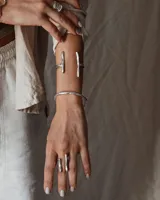 Pulsera rígida de plata 925 con textura irregular.