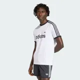 Remera Adidas modelo 3S Ringer de color blanco, con cuello redondo y ribetes en las mangas de color negro. Presenta el logotipo y el texto de la marca estampados en el pecho en color negro, junto con las clásicas tres tiras en los hombros y mangas.