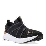 Championes Puma modelo Softride Harli Slip On, de diseño sin cordones con bandas elásticas cruzadas en el empeine. Presentan una capellada de malla transpirable en color negro con detalles en tono bronce, incluyendo el logo de la marca. Cuentan con una suela de espuma blanca con base de goma negra para mayor tracción.