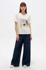 Remera blanca de manga corta con cuello redondo y estampado frontal de inspiración veraniega con motivos italianos, limones y la leyenda Italia Amalfi Capri.