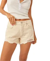 Short de denim color beige, de tiro medio con bolsillos delanteros y traseros. Presenta roturas sutiles en la parte delantera y dobladillo desmechado.