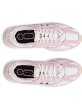 Championes Under Armour modelo HOVR Apparition, con diseño retro inspirado en el running. Presentan una base de malla blanca con superposiciones de gamuza en color rosado, logo de la marca en el lateral y suela de goma con tecnología de amortiguación HOVR.