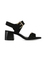 Sandalias negras de tacón cuadrado, con tira en la puntera y tira ajustable en el tobillo, ambas con hebillas metálicas doradas.