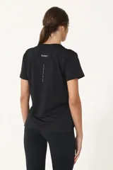 Remera deportiva negra de poliéster y elastano, con recortes laterales y traseros.