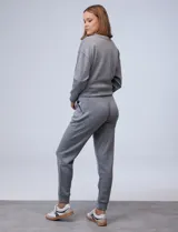 Pantalón jogger negro, marca Match Fit, con pretina ancha elastizada, lazo de ajuste, bolsillos delanteros y puños elastizados en los tobillos.