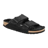 Sandalias Birkenstock Arizona con forro de piel de oveja color negro y hebillas ajustables.