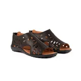 Sandalias de cuero marrón claro, estilo cerradas con diseño de perforaciones circulares en el empeine, suela plana y taco bajo.