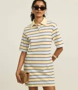 Vestido corto tipo polo a rayas horizontales en tonos celeste y amarillo.