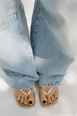 Sandalia dorada de tacón kitten con efecto metalizado, doble tira delantera y punta cuadrada.