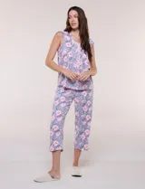 Pijama compuesto por remera sin mangas con escote redondo, botones frontales y detalle de puntilla, acompañado de un pantalón capri con cintura elástica. Presenta un estampado floral en tonos rosados sobre base gris.