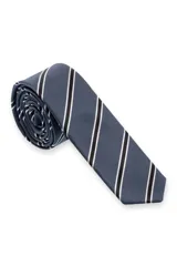 Corbatín azul con rayas diagonales blancas y celestes.