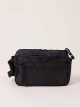 Bandolera negra de tela impermeable con correa regulable y cierre de cremallera.