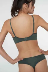Sostén tipo bralette color beige, de tela acanalada, con breteles ajustables, doble tela y espalda con broche de tres medidas. Sin relleno ni aro.