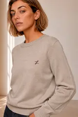 Sweater de tejido de punto color azul, con cuello redondo, manga larga y calce clásico.