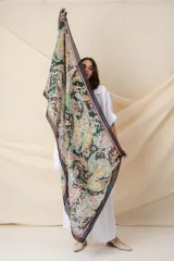 Pañuelo cuadrado de seda estampada con motivos de arabescos en múltiples colores.