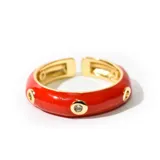 Anillo dorado ajustable con apliques de resina roja y zirconias engarzadas.