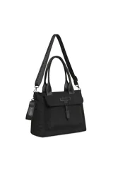 Bolso tipo tote y bandolera de la marca Trendy, color beige con detalles y asas en negro. Cuenta con un bolsillo frontal con solapa y hebilla decorativa, doble asa de mano y correa larga ajustable y extraíble.