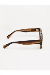 Lentes de sol Tiwi modelo Tokio, con montura cuadrada de acetato color carey y lentes degradadas en marrón.