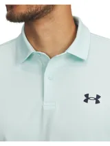 Chomba deportiva Under Armour de manga corta, color verde menta, con cuello clásico y tapeta de dos botones. Presenta el logo de la marca bordado en el pecho y tejido técnico transpirable.