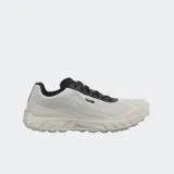 Championes de trail running Norda modelo 002, color gris claro con detalles en negro. Confeccionados con fibra Dyneema® resistente y ligera, cuentan con entresuela Norda® x Vibram® SLE y suela Formation con tecnología Litebase® y caucho Megagrip® para mayor tracción.