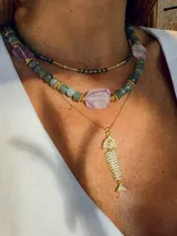 Collar compuesto por una cadena fina de plata 925 con baño de oro 18k y un dije en forma de espina de pescado decorado con mini circonias.