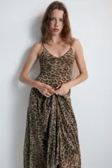 Vestido largo de tul con estampado animal print, escote en V y tirantes finos ajustables.