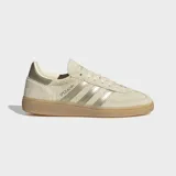 Championes Adidas Handball Spezial de gamuza en color beige, con las clásicas tres tiras metalizadas en tono dorado, talón a juego, inscripción "SPEZIAL" lateral y suela de goma translúcida.