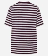 Remera oversized de algodón con rayas horizontales blancas y bordó, cuello redondo y mangas cortas.