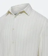 Camisa de hombre regular, color blanco, confeccionada en tricolina con textura rayada.