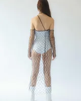 Vestido largo de red negra con cuello alto y mangas largas.