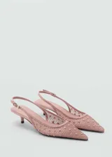 Zapato de salón rosado con capellada de red, tira trasera con hebilla y tacón kitten heel.