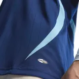 Camiseta de fútbol Adidas de la Selección Argentina, modelo visitante de la temporada 2006. Es de color azul marino con detalles en celeste y blanco, cuello redondo y el número 19 estampado en el frente. Incluye el logo de Adidas y el escudo de la AFA con dos estrellas.