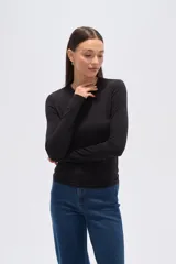 Remera verde esmeralda de manga larga, corte ajustado y cuello redondo.