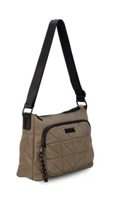 Bandolera de diseño práctico y moderno, confeccionada en tela impermeable color verde militar. Presenta un bolsillo frontal con diseño capitoneado geométrico, cierre principal y bolsillo trasero con cierre. Incluye correa ajustable y detalles en negro.