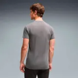 Remera deportiva Puma Evostripe del Club Atlético Peñarol para hombre, color gris con detalles en amarillo, con logo de Puma y escudo del club en el pecho.