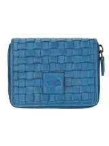 Billetera pequeña de cuero natural con diseño trenzado en color azul. Cuenta con cierre perimetral y un parche central con el logo de la marca grabado.