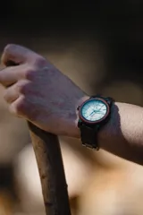 Reloj Chenaut Perle d’Ébène con caja de madera de sándalo rojo, esfera blanca perlada con manecillas azules y malla de madera de ébano.