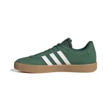Championes Adidas VL Court 3.0 color verde con detalles en blanco y suela color caramelo. Zapatillas de corte bajo con exterior de gamuza y las tres tiras clásicas de Adidas en los laterales.